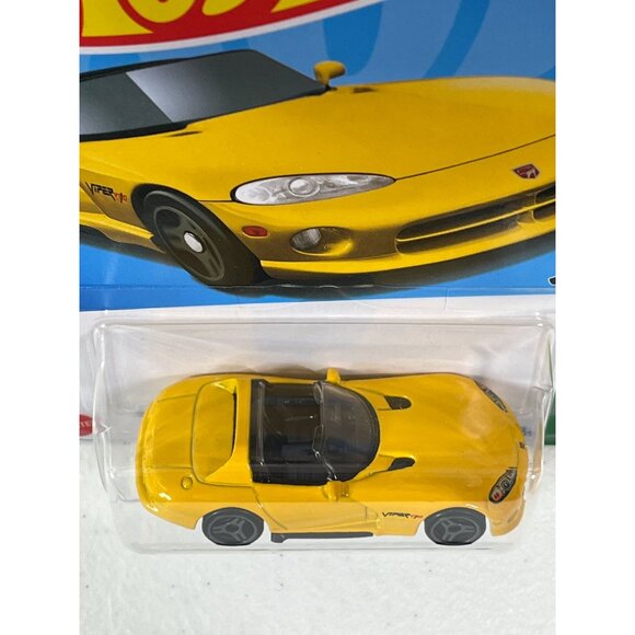 Hot Wheels ’92 Dodge Viper RT/10 – HW Exotics 6/10 Yellow Diecast Car NOC 1:64 - Picture 3 of 6